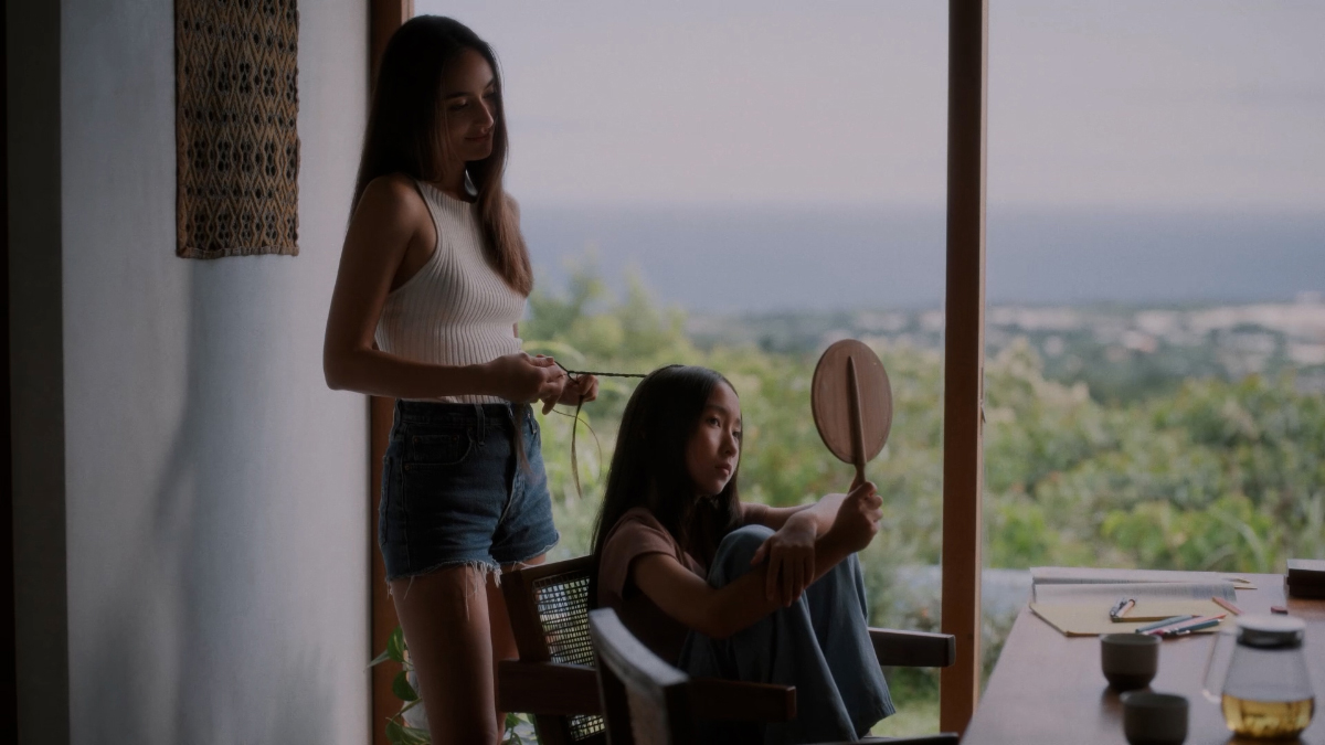 娘の髪をアレンジする長谷川潤さん