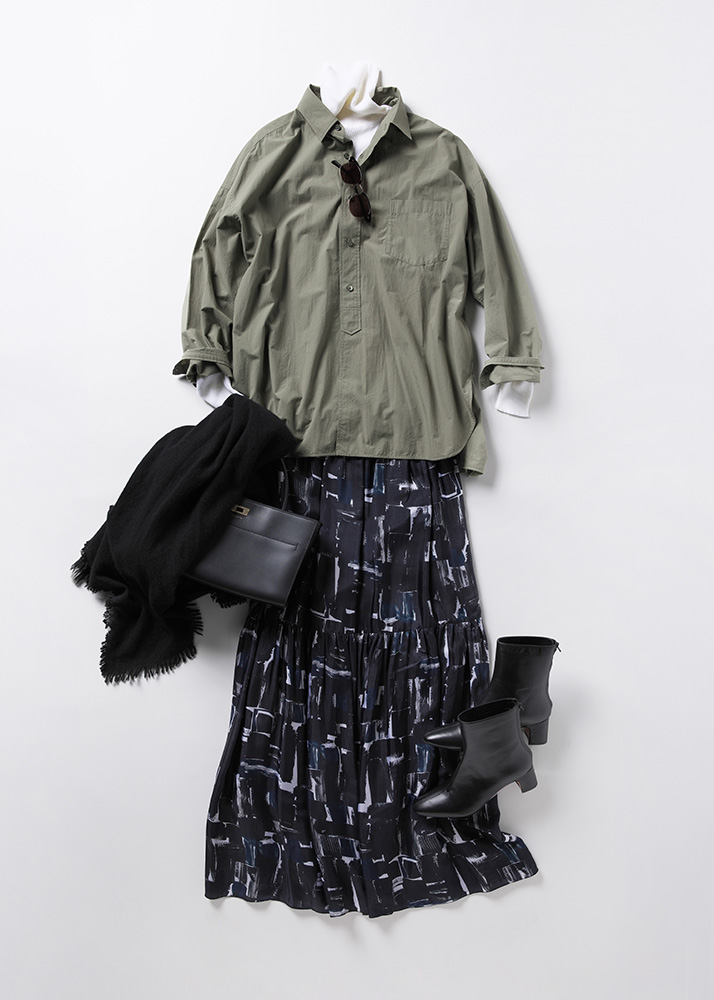 カーキのオーバーシャツ×白ニット×モノトーン柄スカート