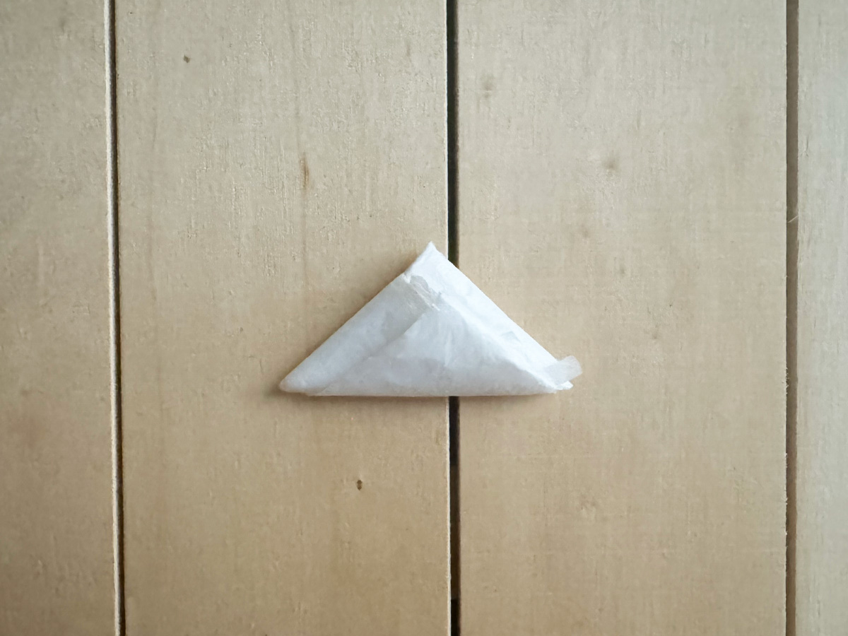 三角形に折り畳んだレジ袋