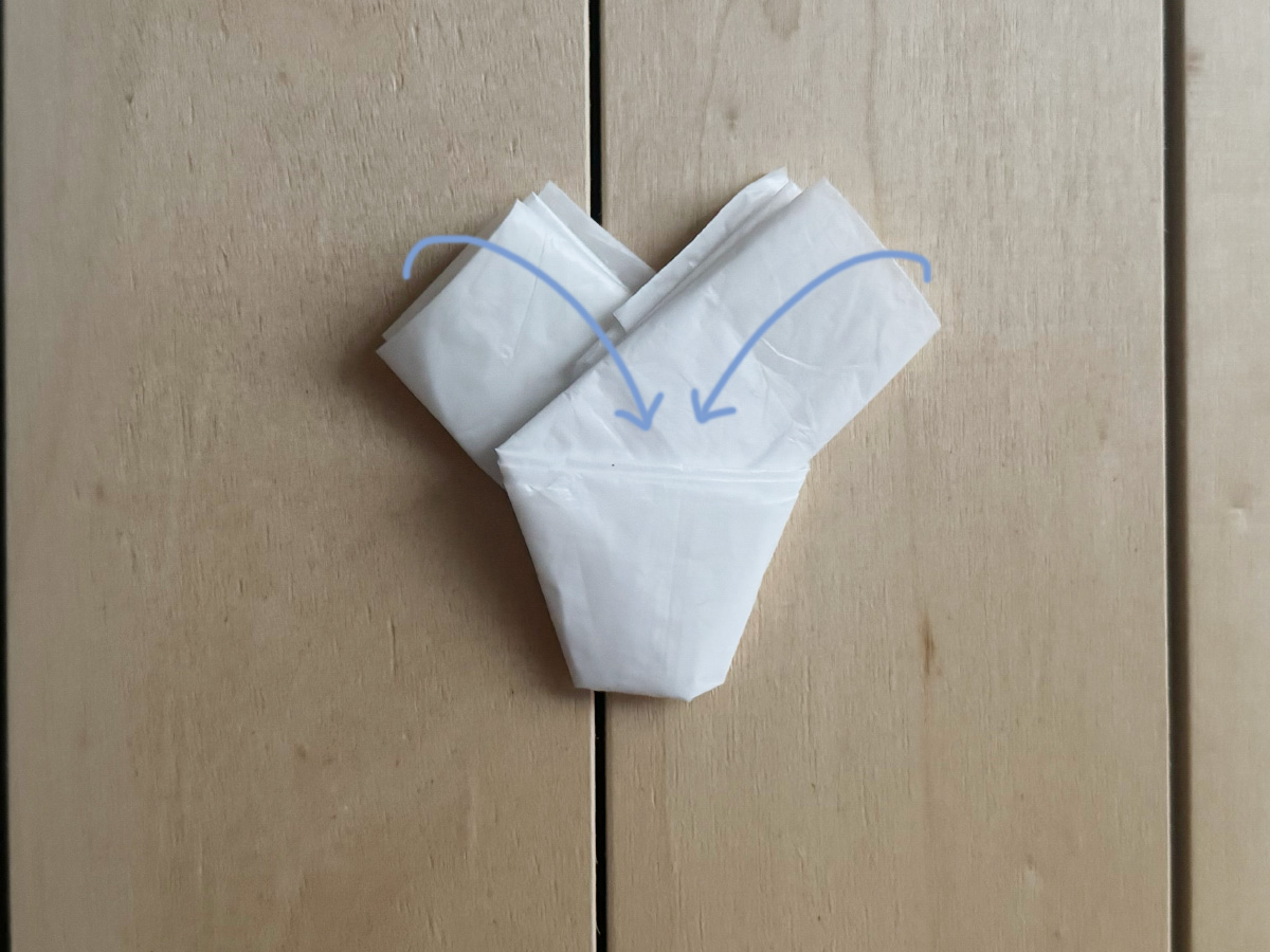 はみ出した部分を折る工程