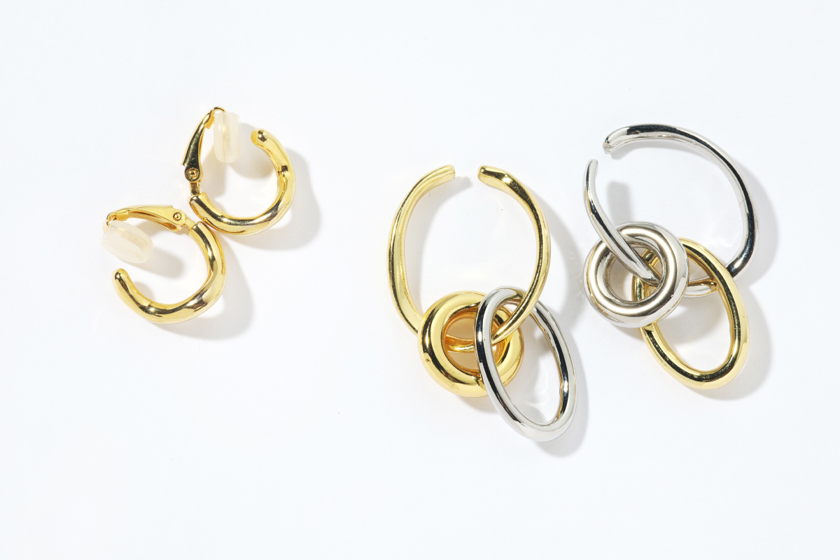 ゴールドのイヤカフ