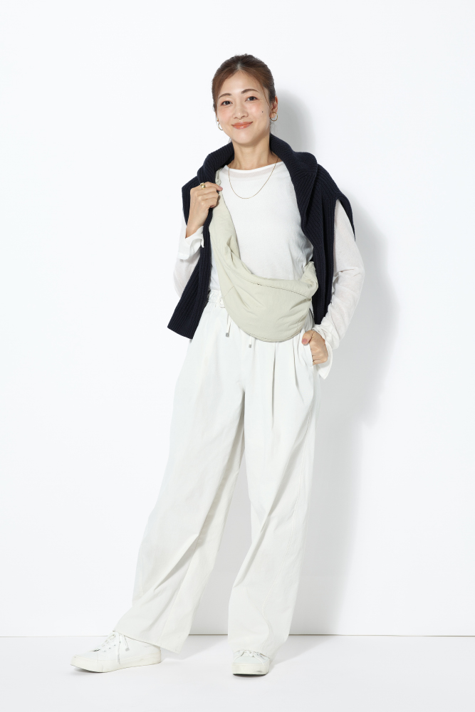 ドマーニ専属読者モデル浅野里絵さん　白シアーニット・白パンツ全身写真