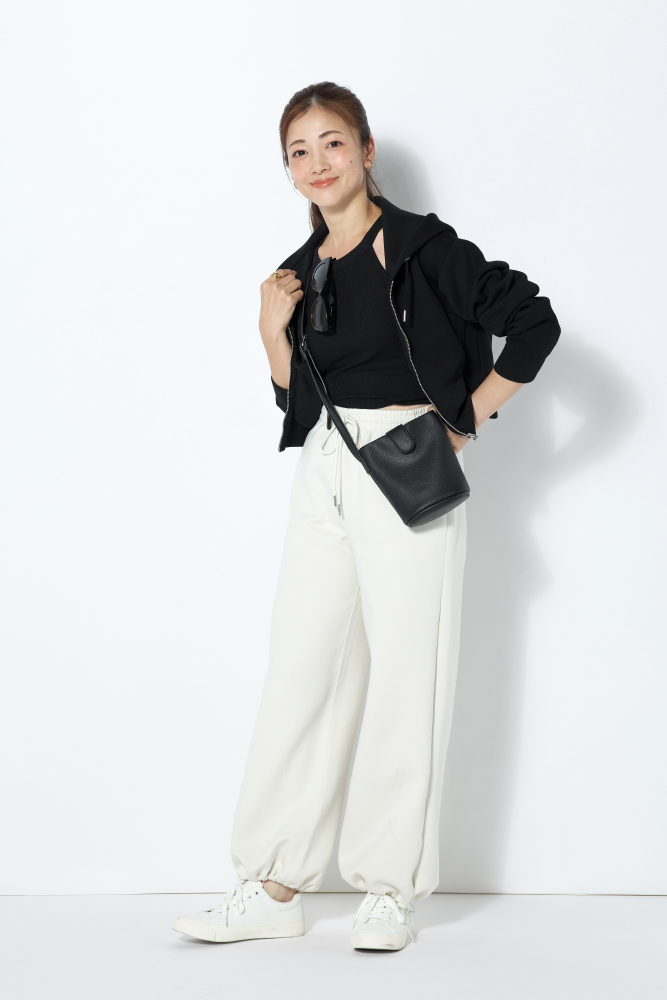 白スウェットパンツ×黒ショート丈パーカ×黒タンクトップ