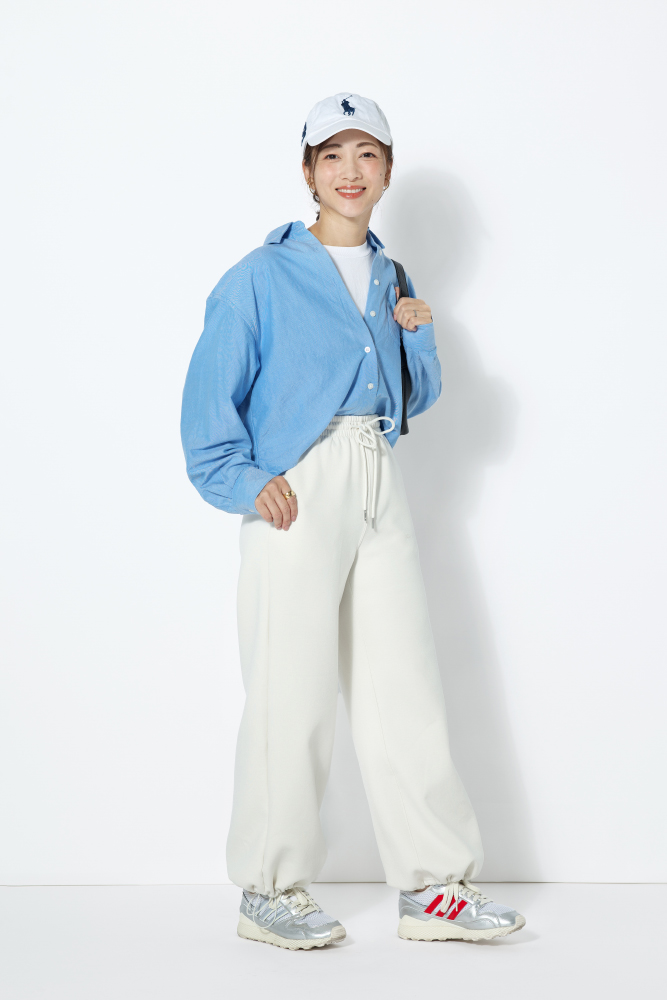 白スウェットパンツ×ブルーシャツ×白トップス