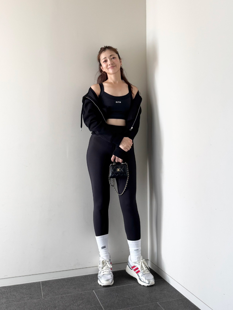 ドマーニ専属読者モデル・浅野里絵さん　黒パーカ×トップス×レギンスコーデ全身