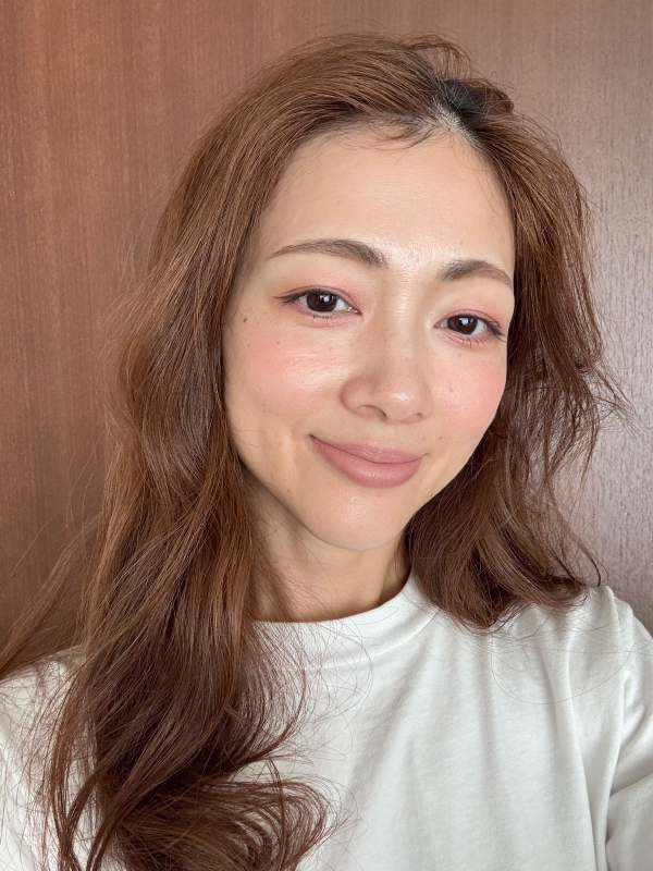 ベージュリップメイクの浅野里絵さん