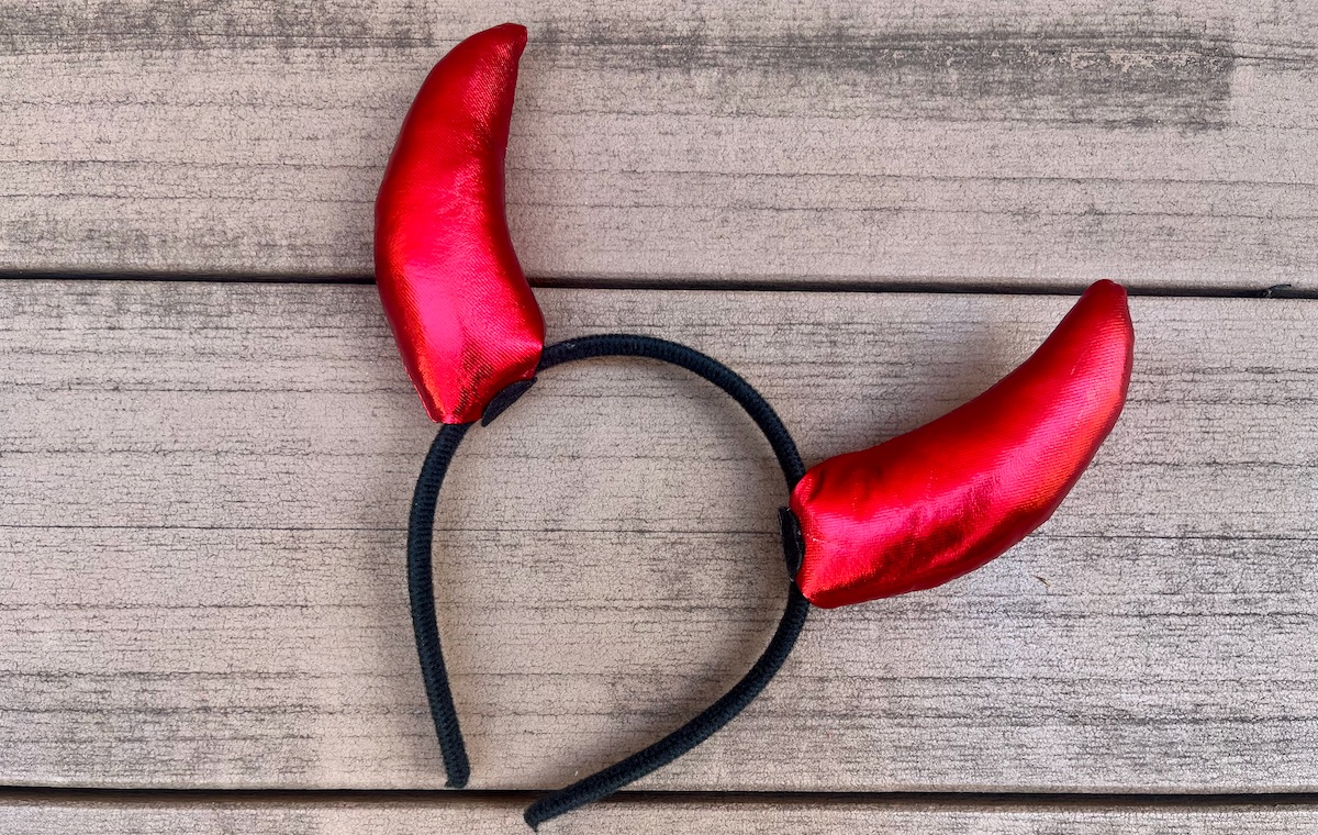 赤いツノがアクセントになる「デビルカチューシャ」