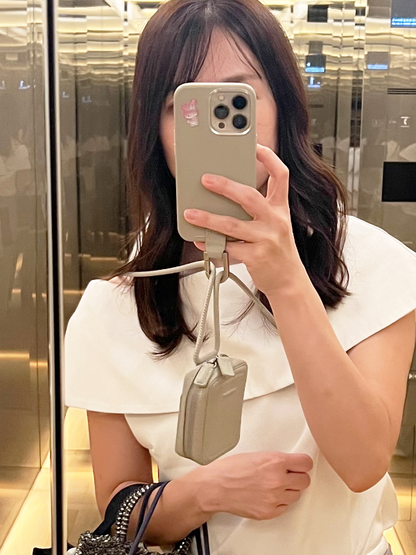 スマホケースを持っている人の写真