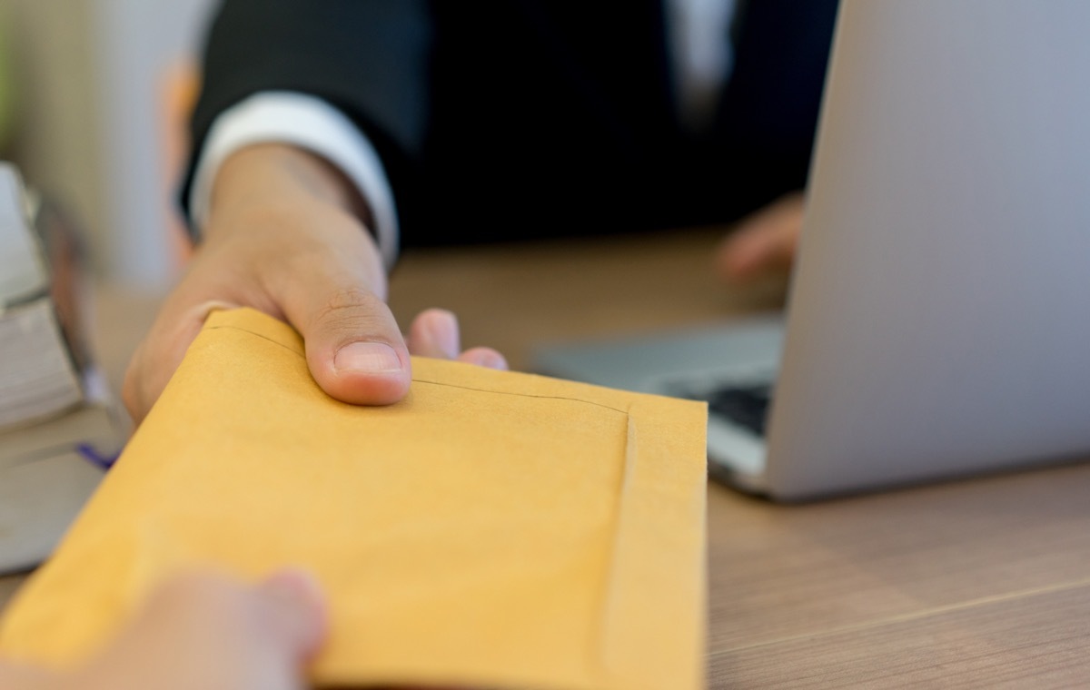 手渡しするビジネスマン