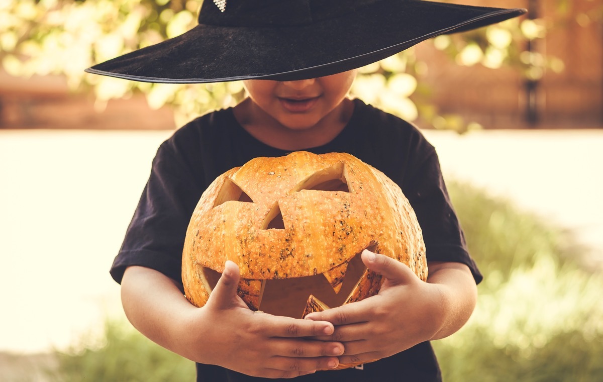 かぼちゃをもつこども