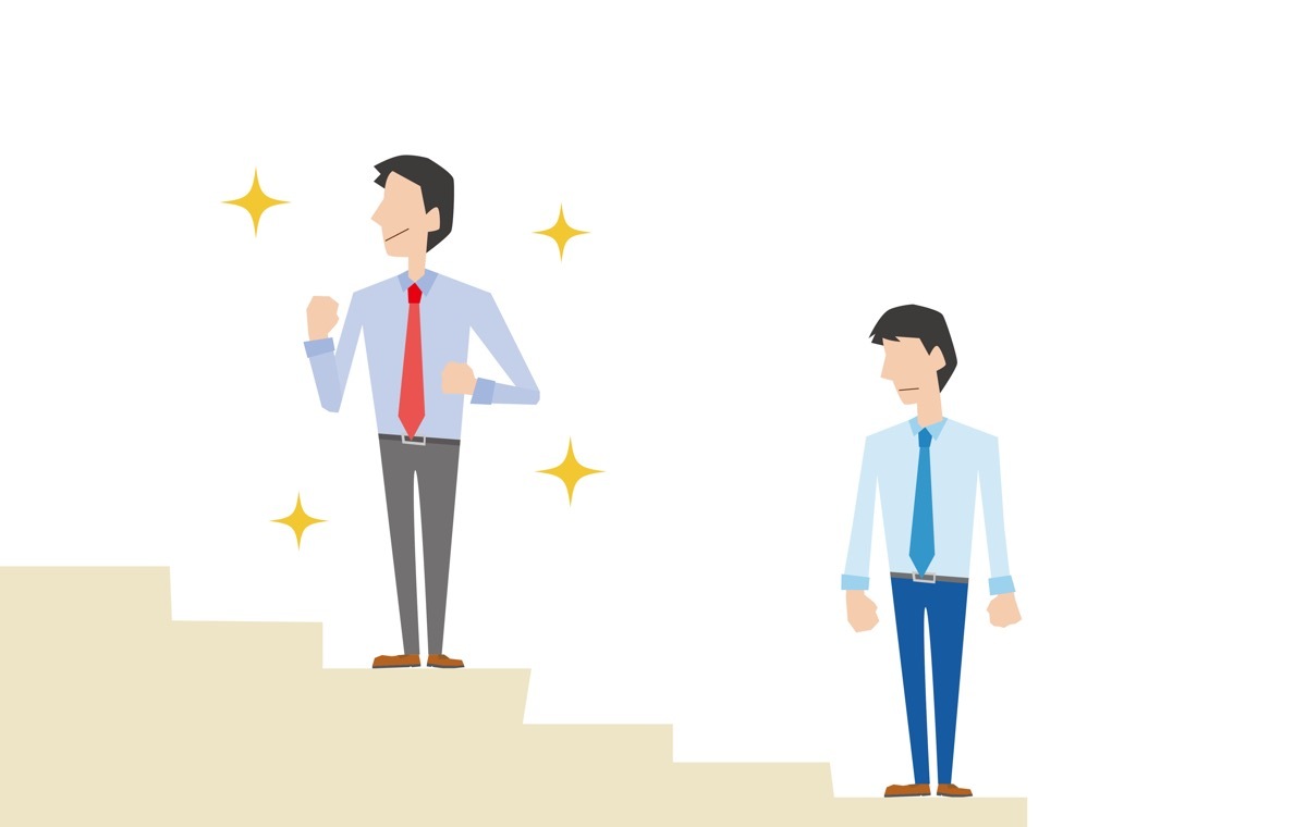 階段にたつ男性二人