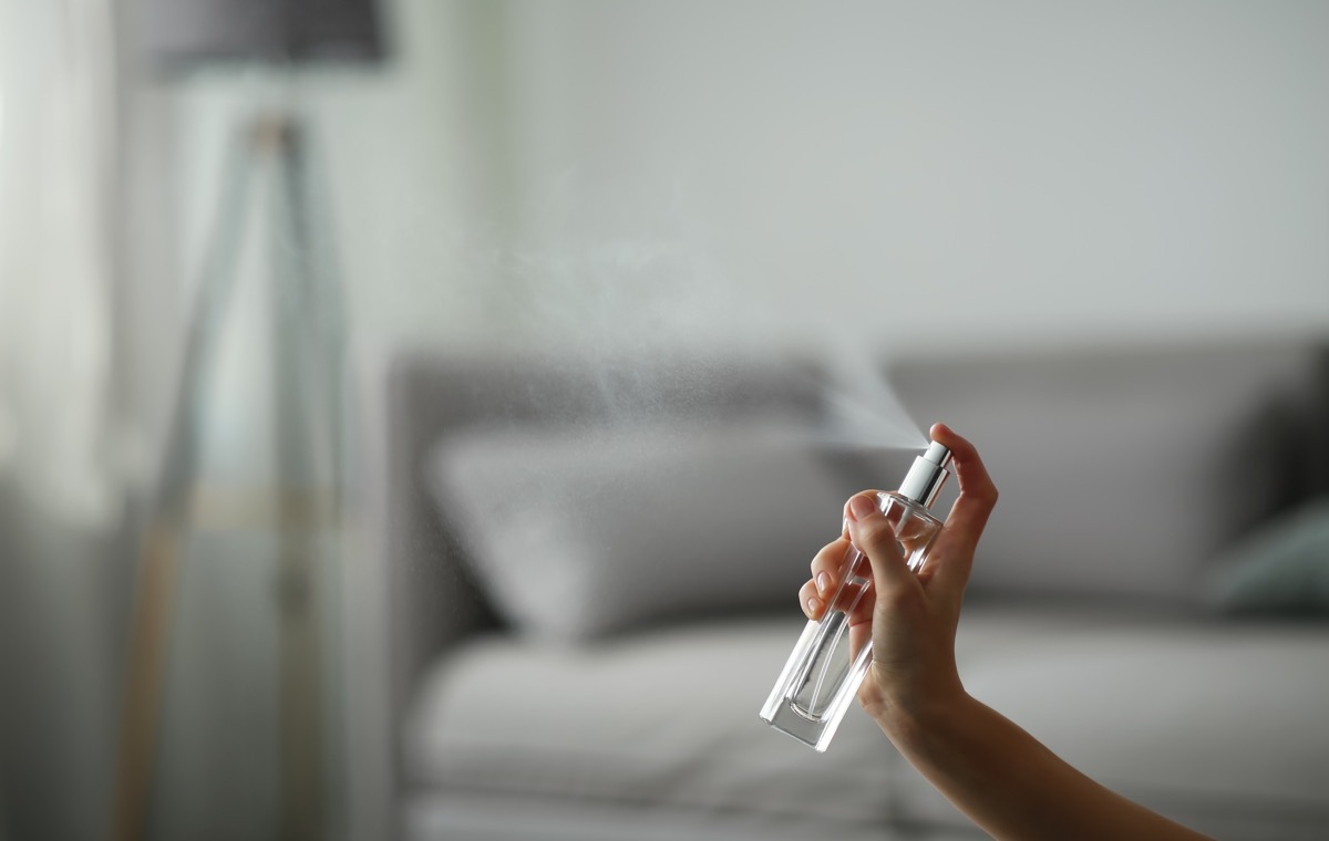 スプレーする手