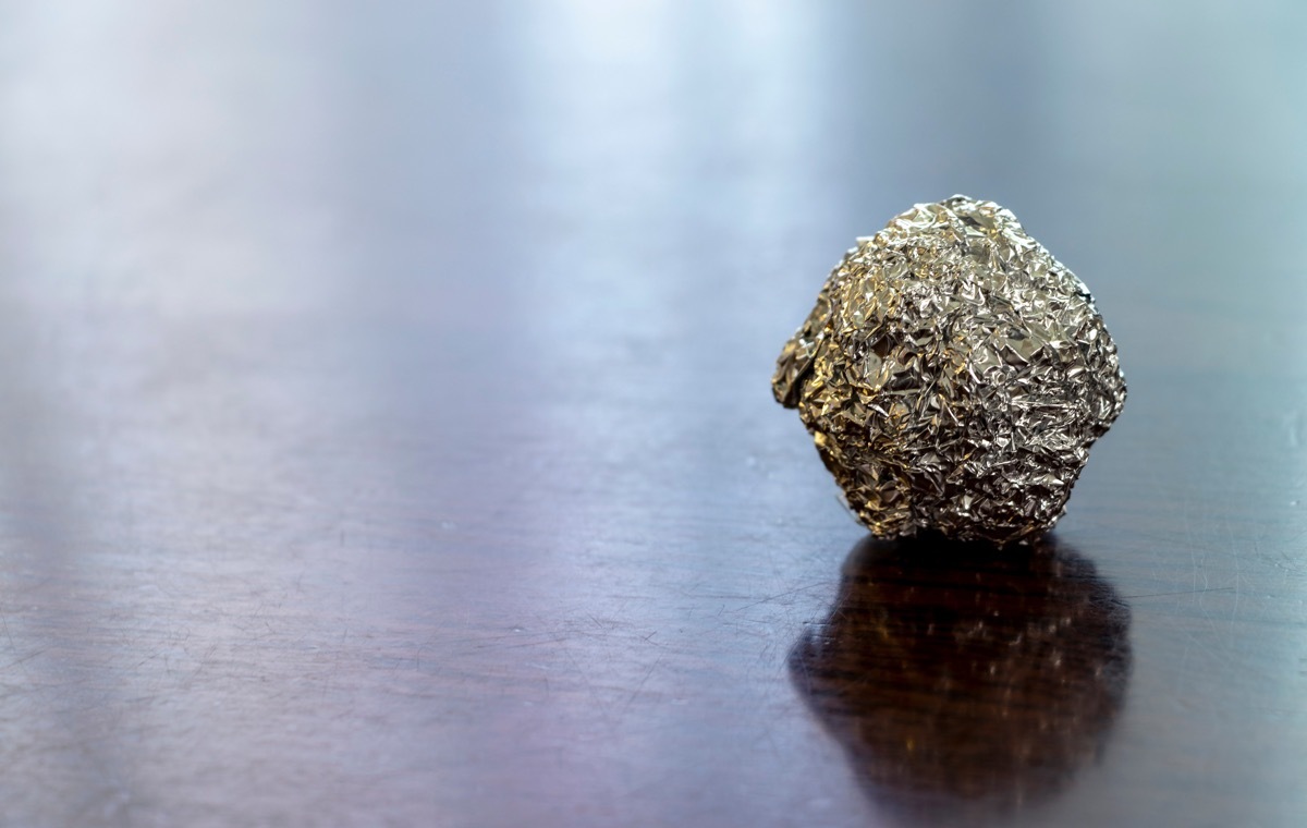 丸めたアルミホイル