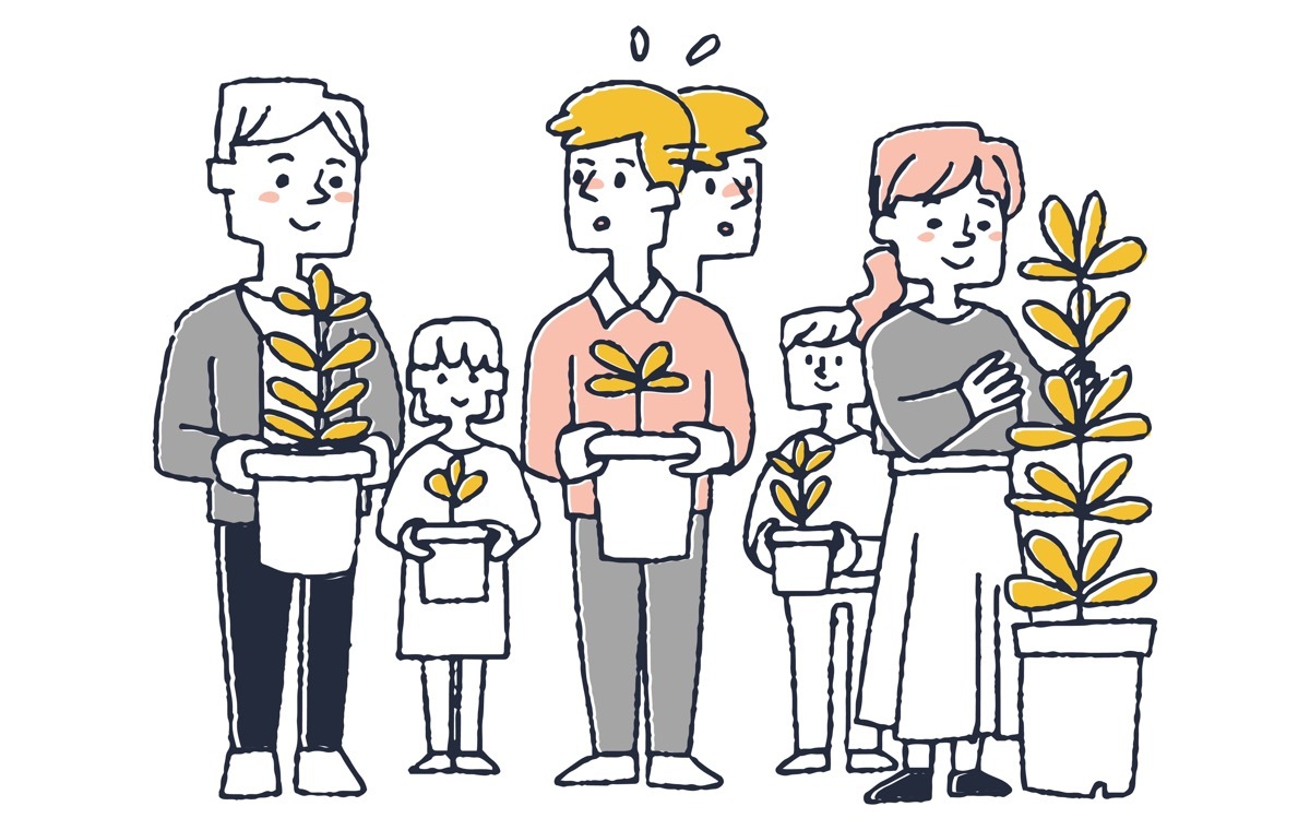 植木鉢をもって比較する男性