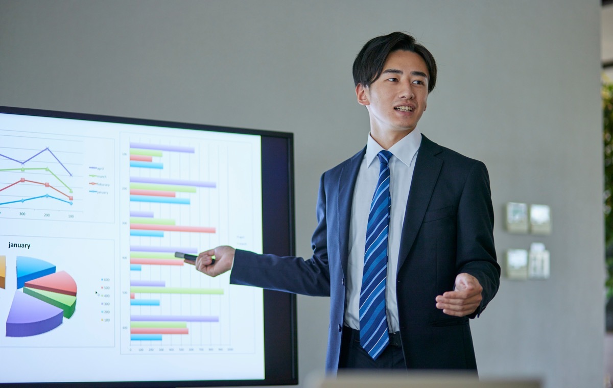 プレゼンする男性