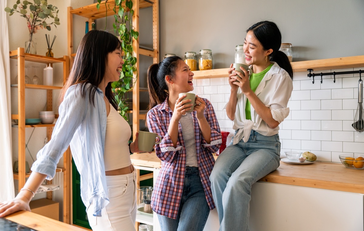会話する女性たち