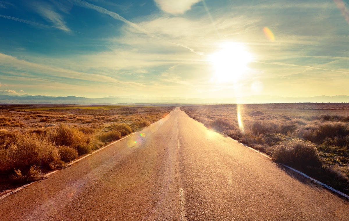 朝日にむかう道