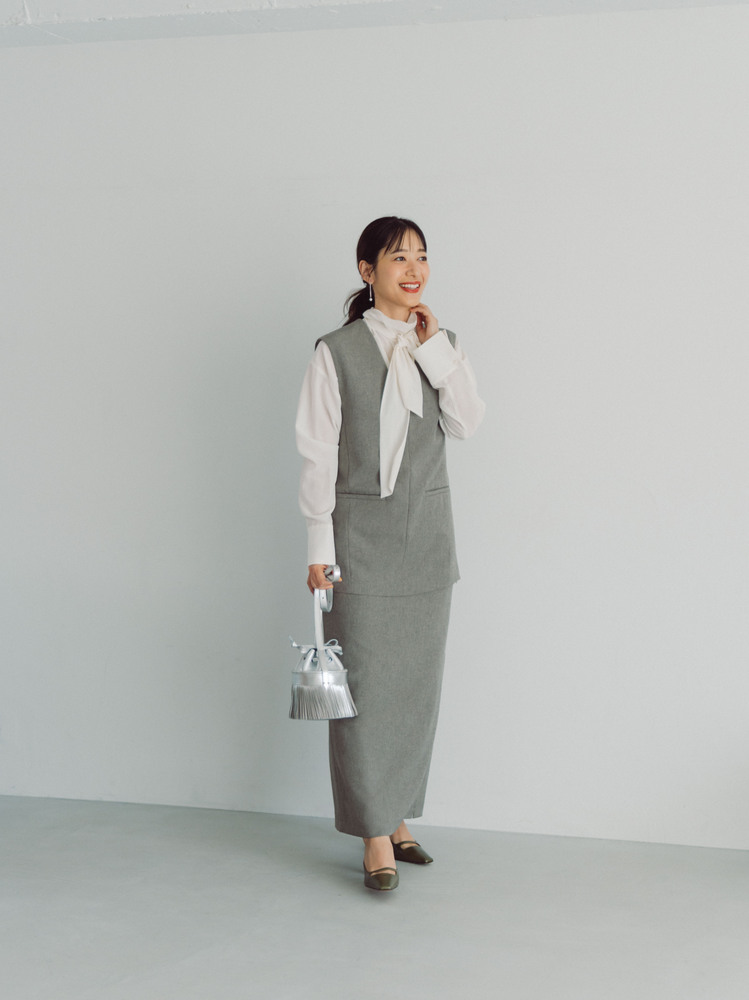 ロングタイトとのIラインが、最新の上品トラッド感を放つ