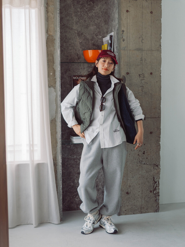 クロップドダウンベスト×白シャツ×スウェットパンツ