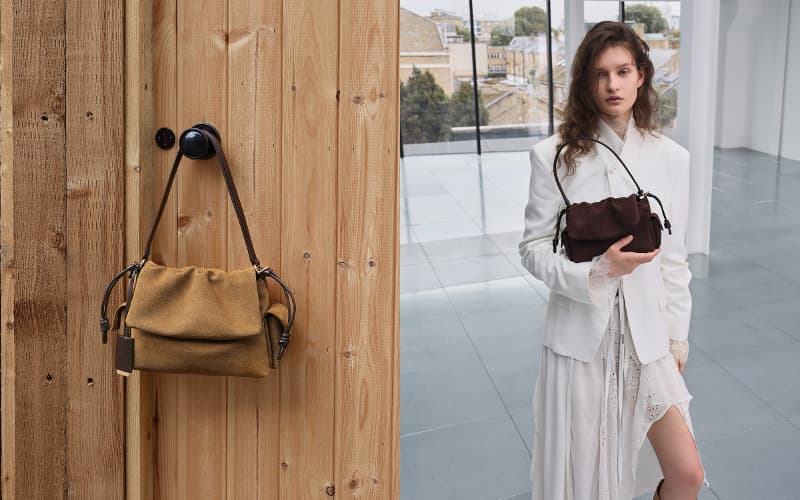 カイ スエードルーシュドフラップサイドポケットトップハンドルバッグ