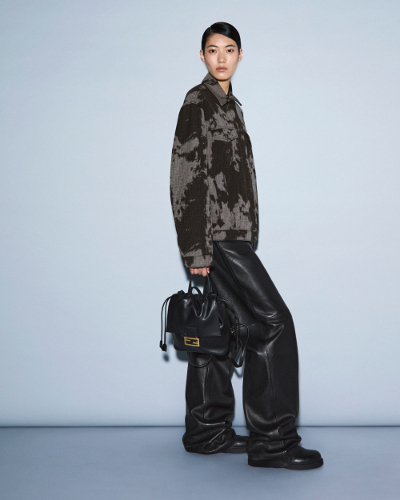 バックパックブラックレザー着用