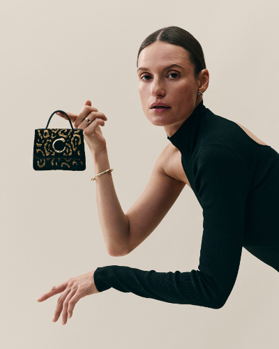 小さなバッグを持った女性