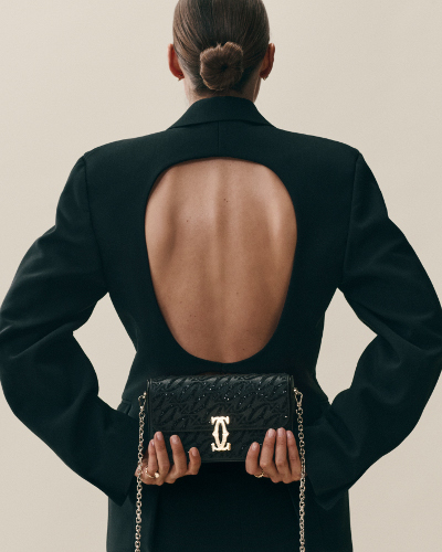 チェーンバッグを持った女性