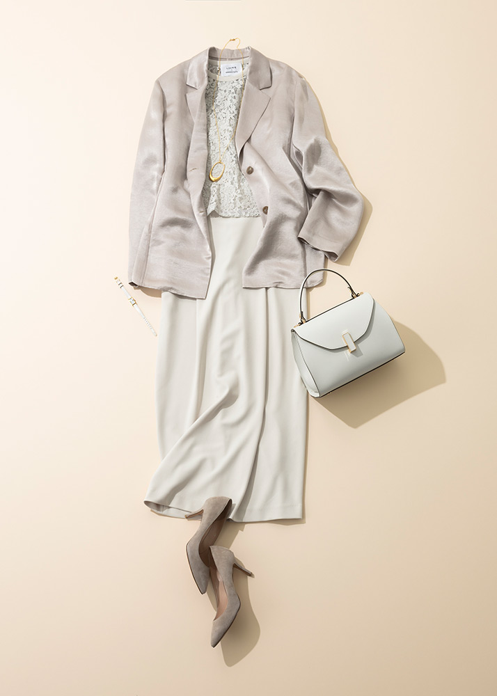 ツヤ感&レースが、オールホワイトコーデを一段と華やかに!