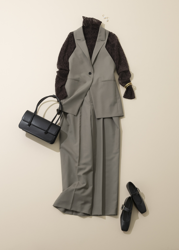 グレージレ&ワイドパンツのセットアップ×黒レーストップス