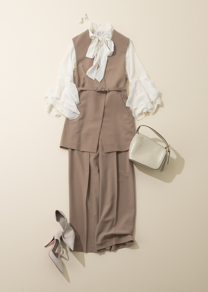 細ベルトのウエストマークが、端正でクラシカルな印象を後押し