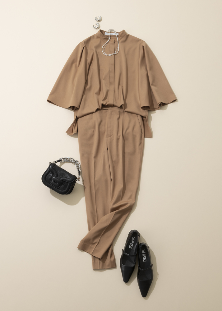 バンドカラーブラウス×パンツのセットアップ