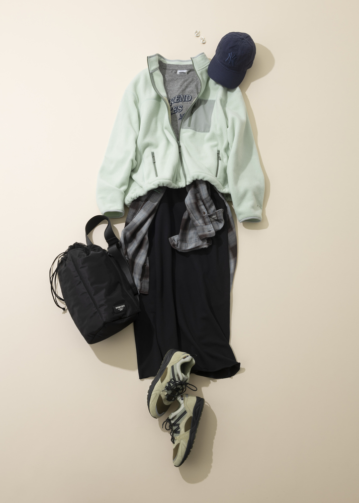 ミントグリーンのフリースブルゾン×グレーロゴT×黒スカート