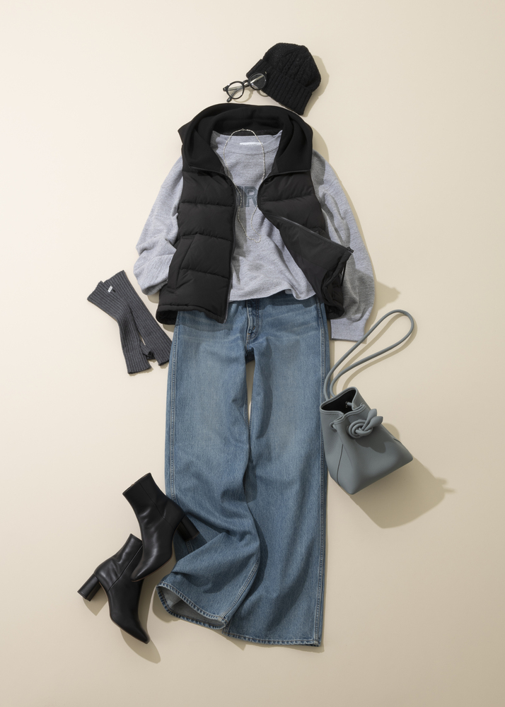 グレーのスウェット×黒ダウンベスト×ブルーデニムコーデの平置き写真