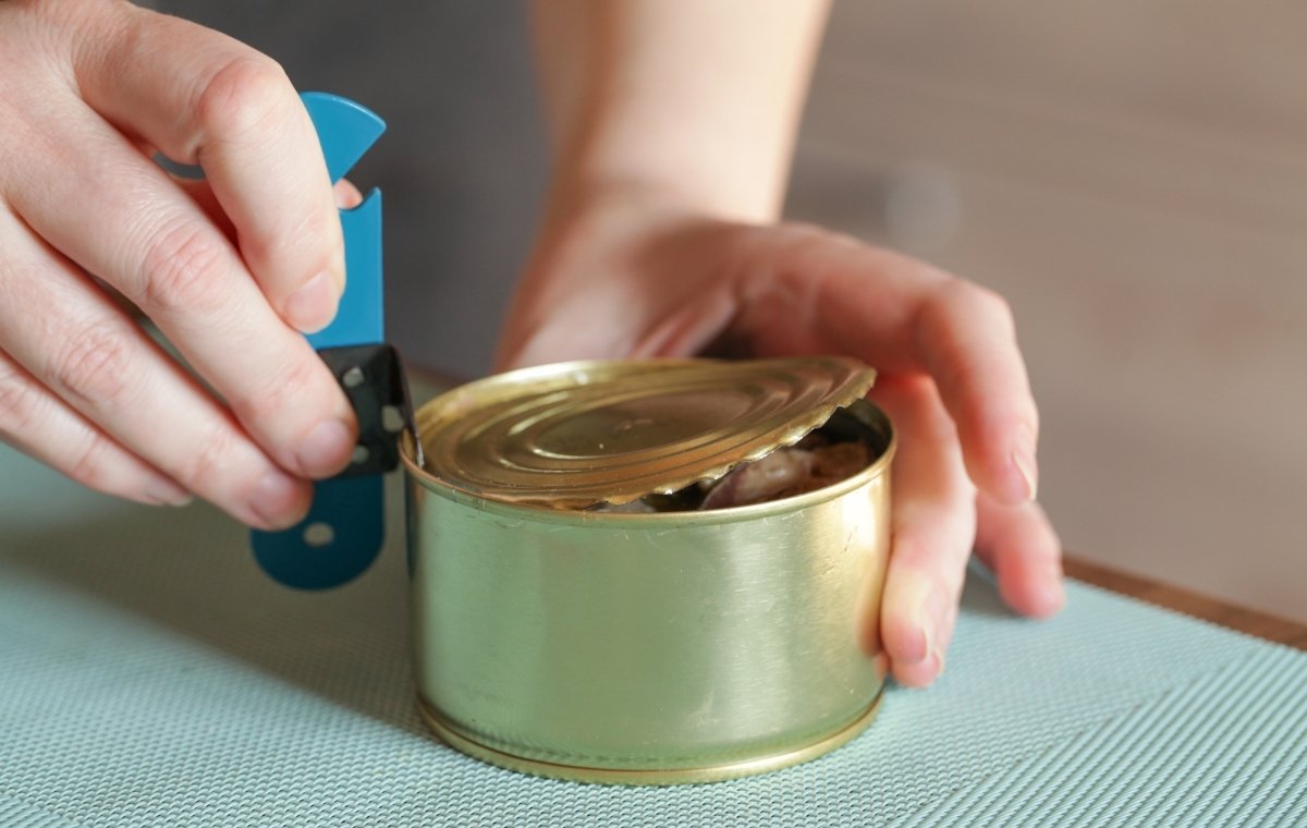 缶詰を開けようとしている写真