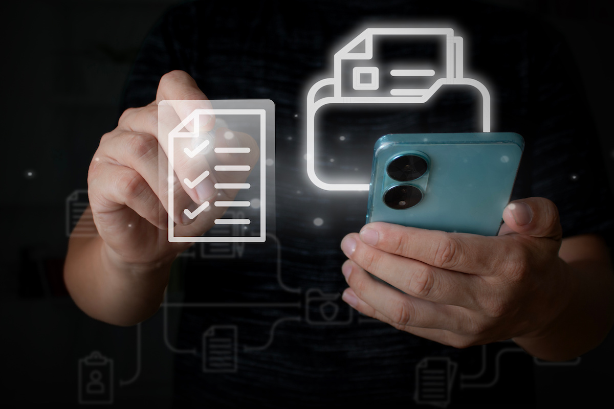 スマホを持っている写真と資料のアイコンイラスト