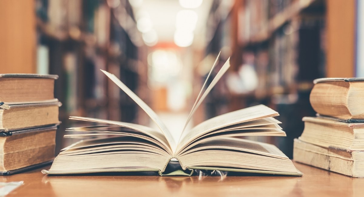 図書館と辞書の写真