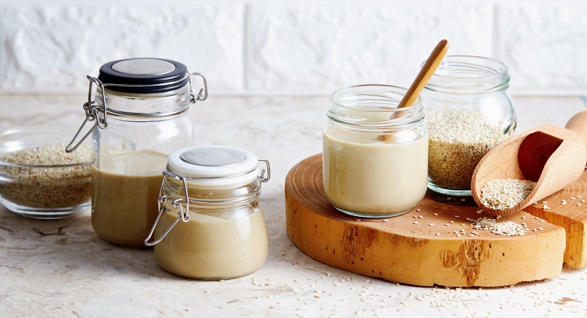 練りごまの瓶が並んでいる写真