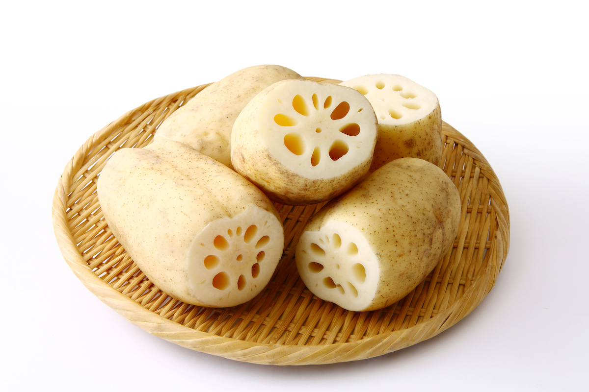 木の皿にのった蓮根