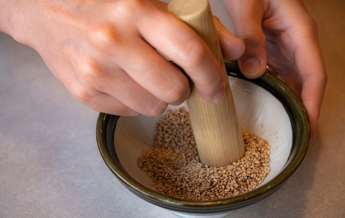 すり鉢でごまをすっている写真