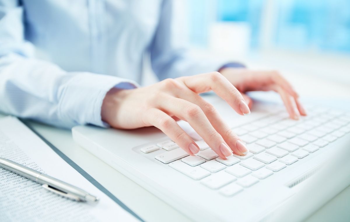 PCを操作する人