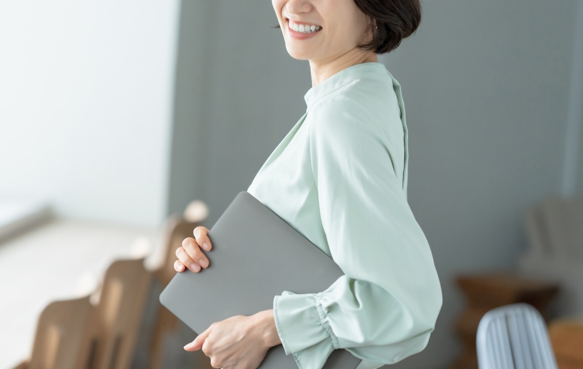 ハリのある生地のブラウスを着た女性の写真