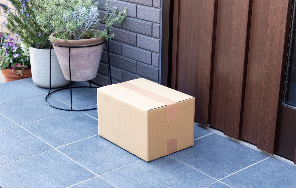 置き配された荷物の写真