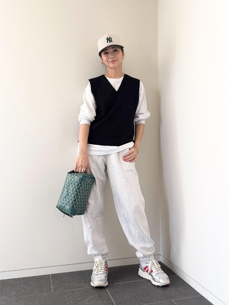 白スウェットパンツ×白スウェットトップス×黒ニットベスト