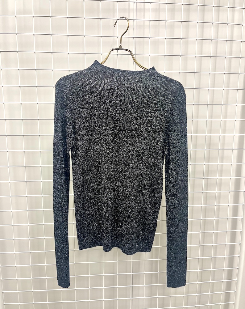 “NATURAL BEAUTY BASIC”のハイネックラメリブニット