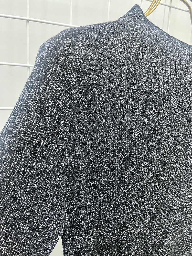 細かいピッチのリブ編みだから細見えも狙える