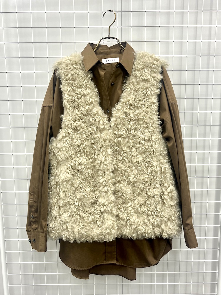 長め丈を選べばベストやスウェットを重ねてもバランスよく決まる