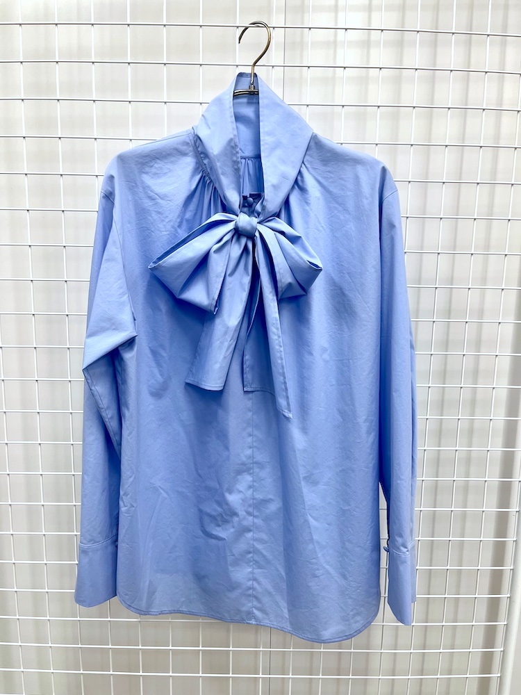 “23区”のボウタイ風ブラウス