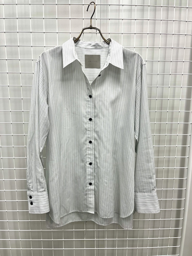 “アンフィーロ”のピンストライプシャツ