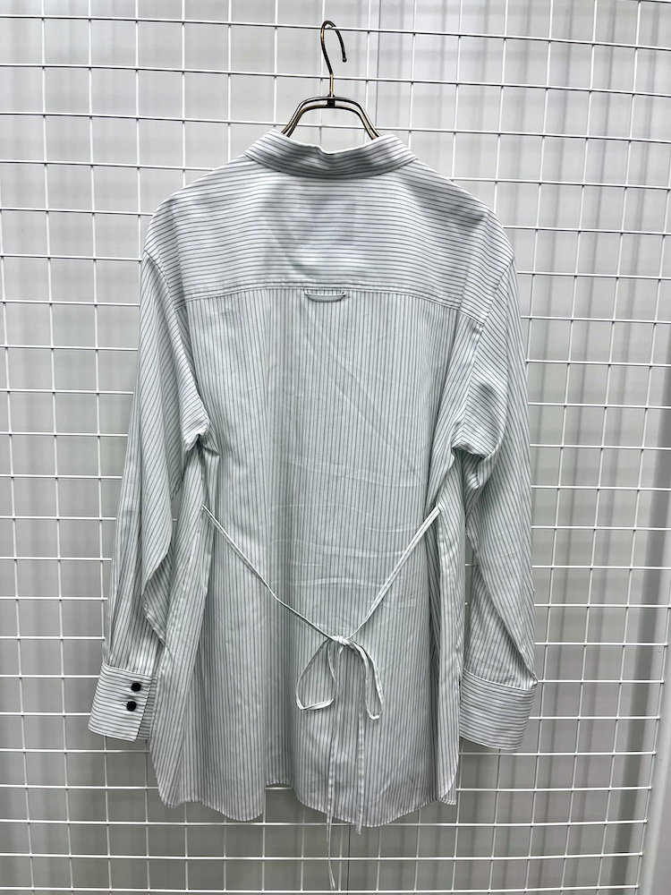 両サイドの紐を後ろで結ぶとシルエットの変化を楽しめる