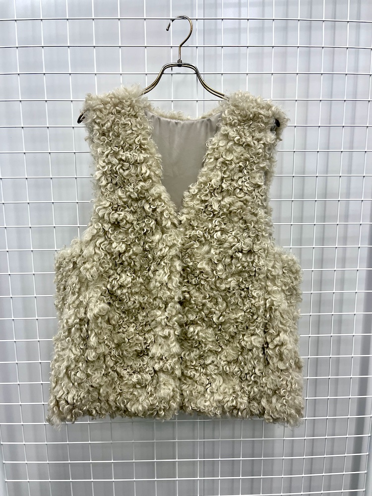 “ストラ”のカーリーファーベスト